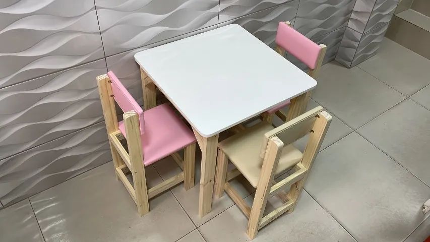 Mesa infantil, 3 cadeiras mesa em mdf, cadeiras estofadas 