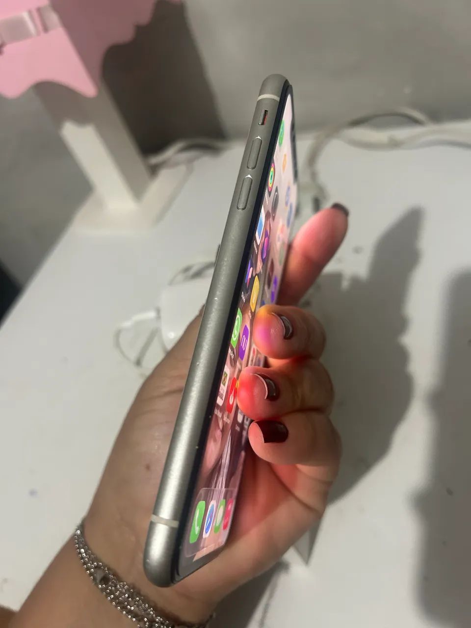 Vende um iPhone 11 com caixa e carregador - Foto 2