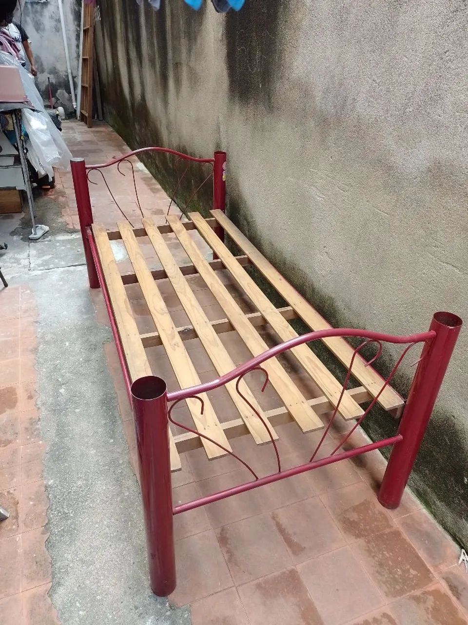 Cama de solteiro de ferro tubular 