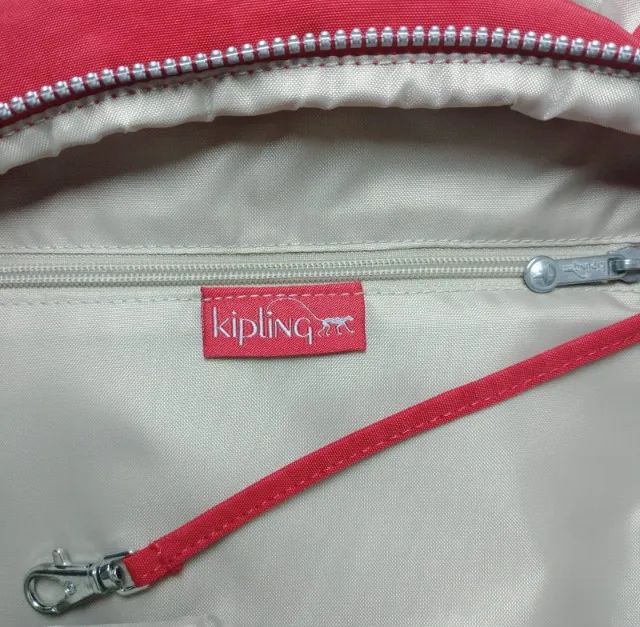 KIPLING - MOCHILA KIPLING NA COR VERMELHA  - Foto 4