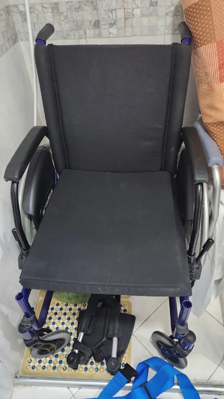 VENDE-SE CAMA E CADEIRA HOSPITALAR  - Foto 5