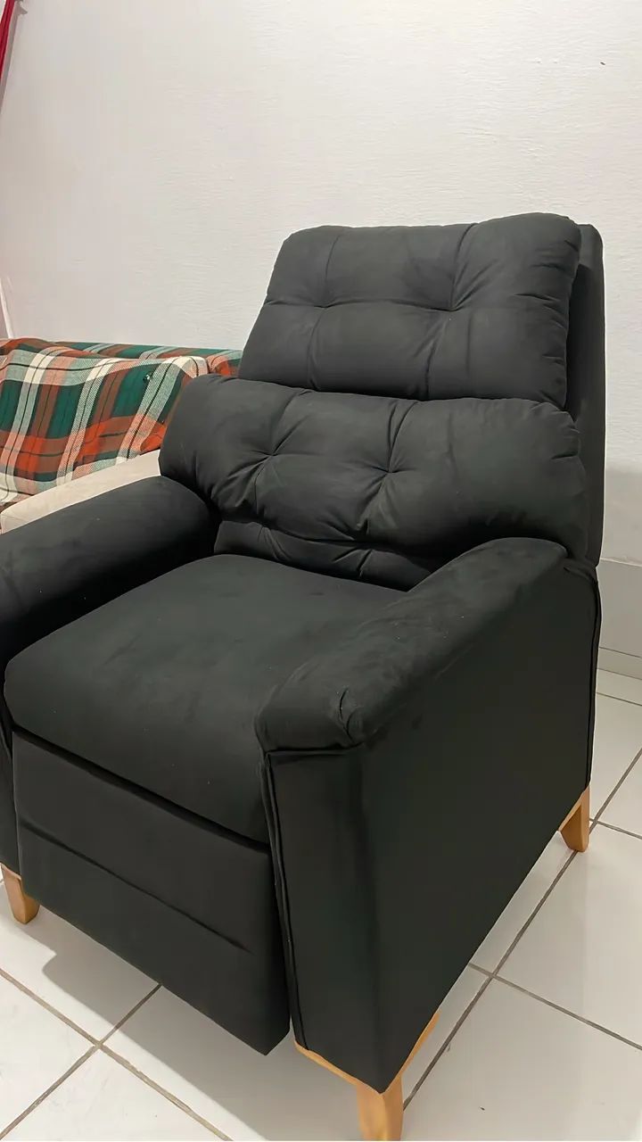 Poltrona reclinável , ideal para quem trabalha com cílios 
