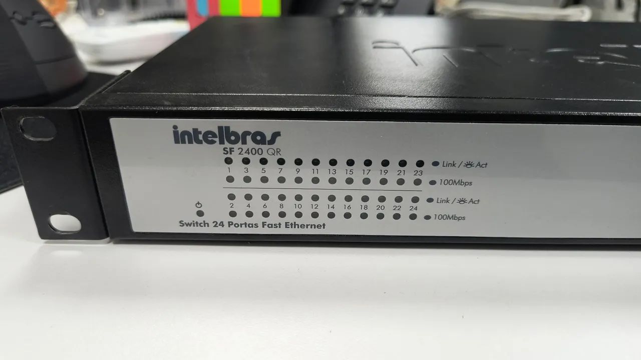 Switch 24 portas Intelbras SF 2400 QR 10/100