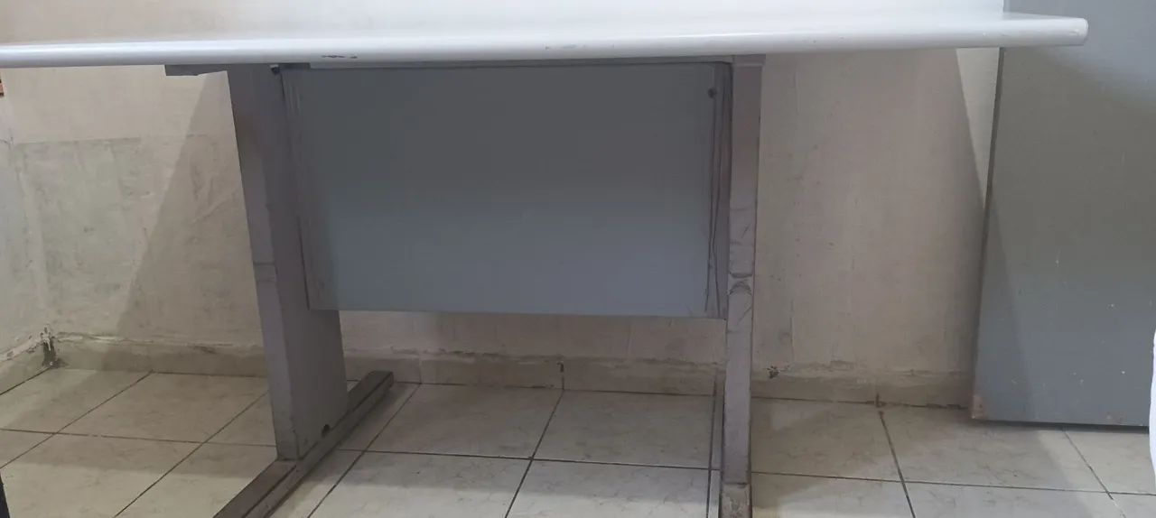 Mesa de madeira para escritório. - Foto 3