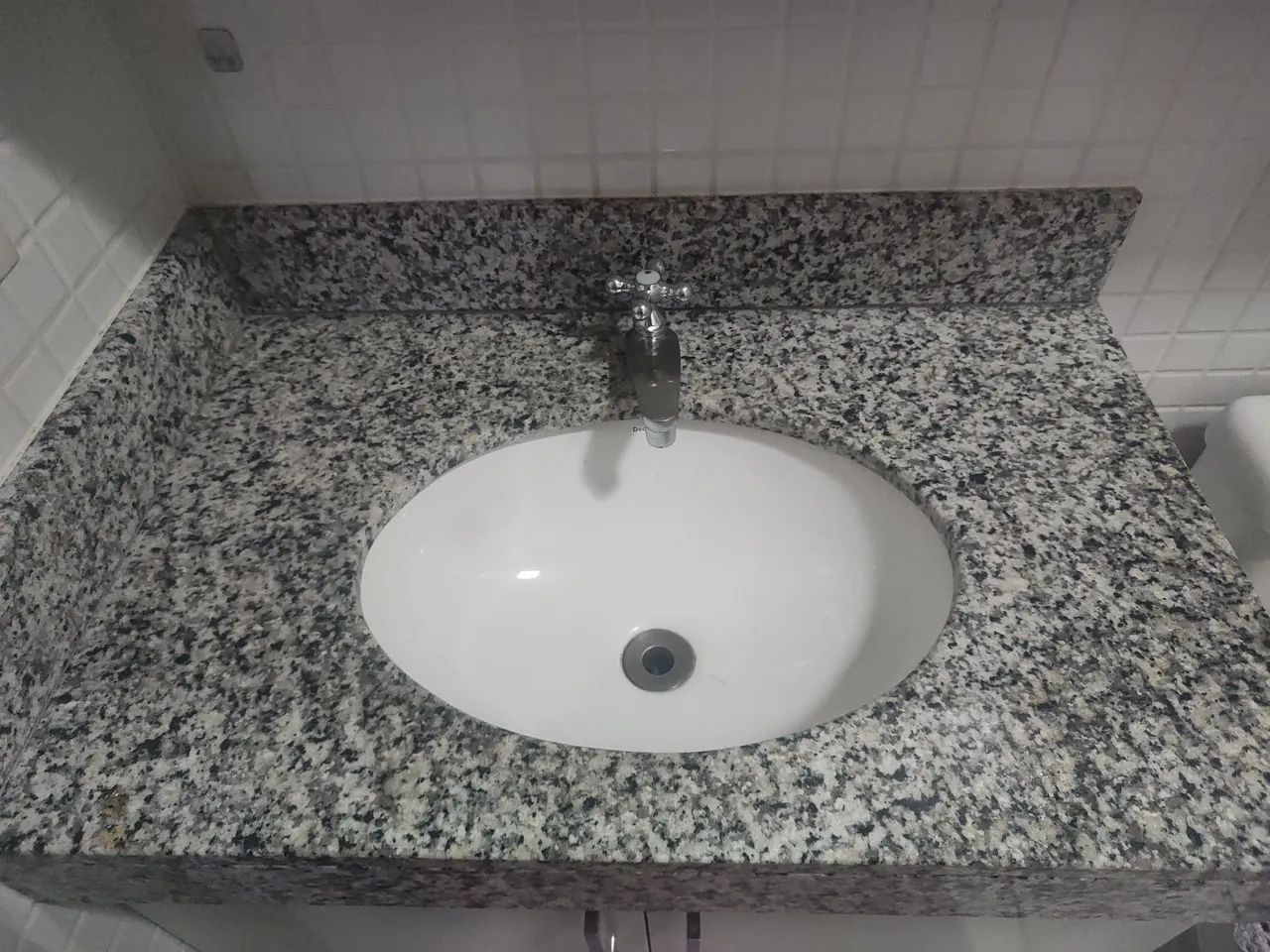 Cuba de pia de banheiro + pedra de granito.
