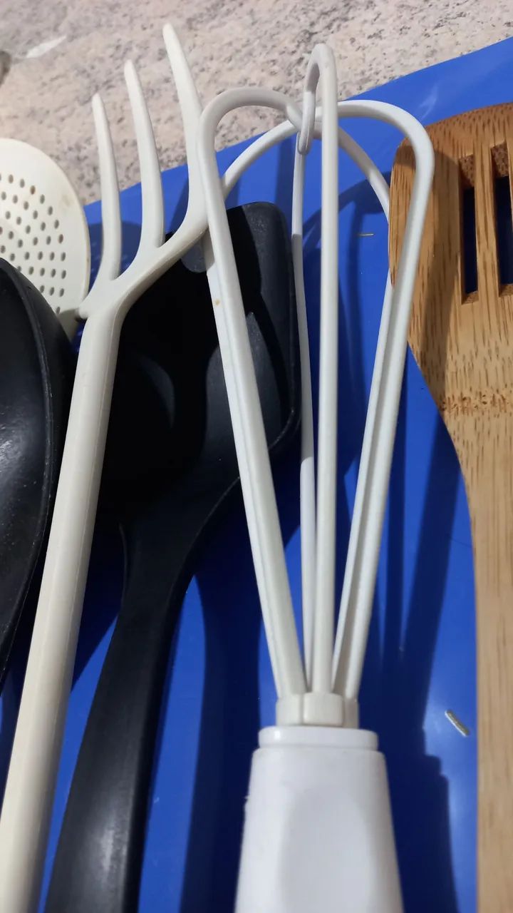 UTENSÍLIOS DE COZINHA VARIADOS BEM CONSERVADOS  - Foto 2