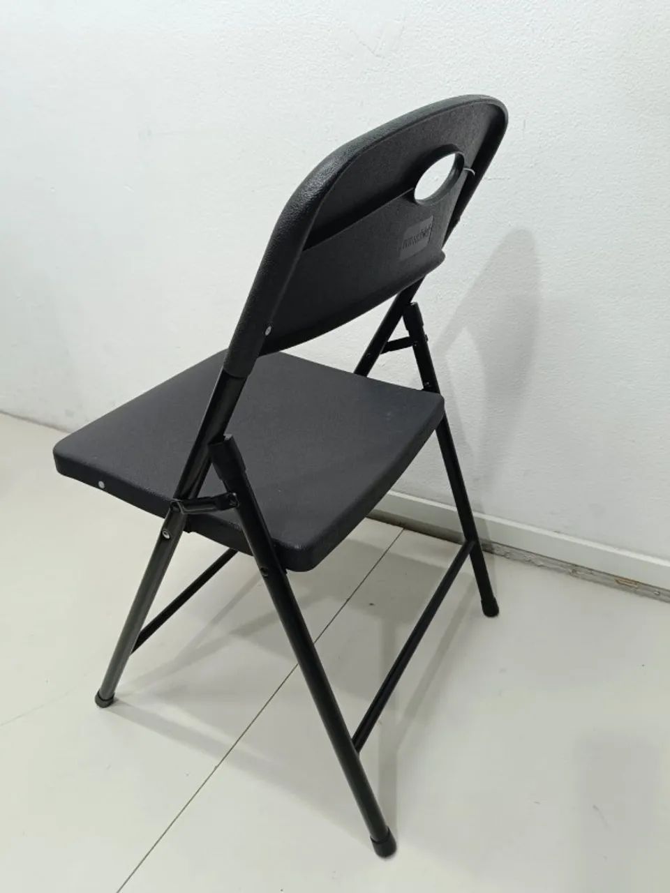 Cadeira de plástico seminova - Foto 5