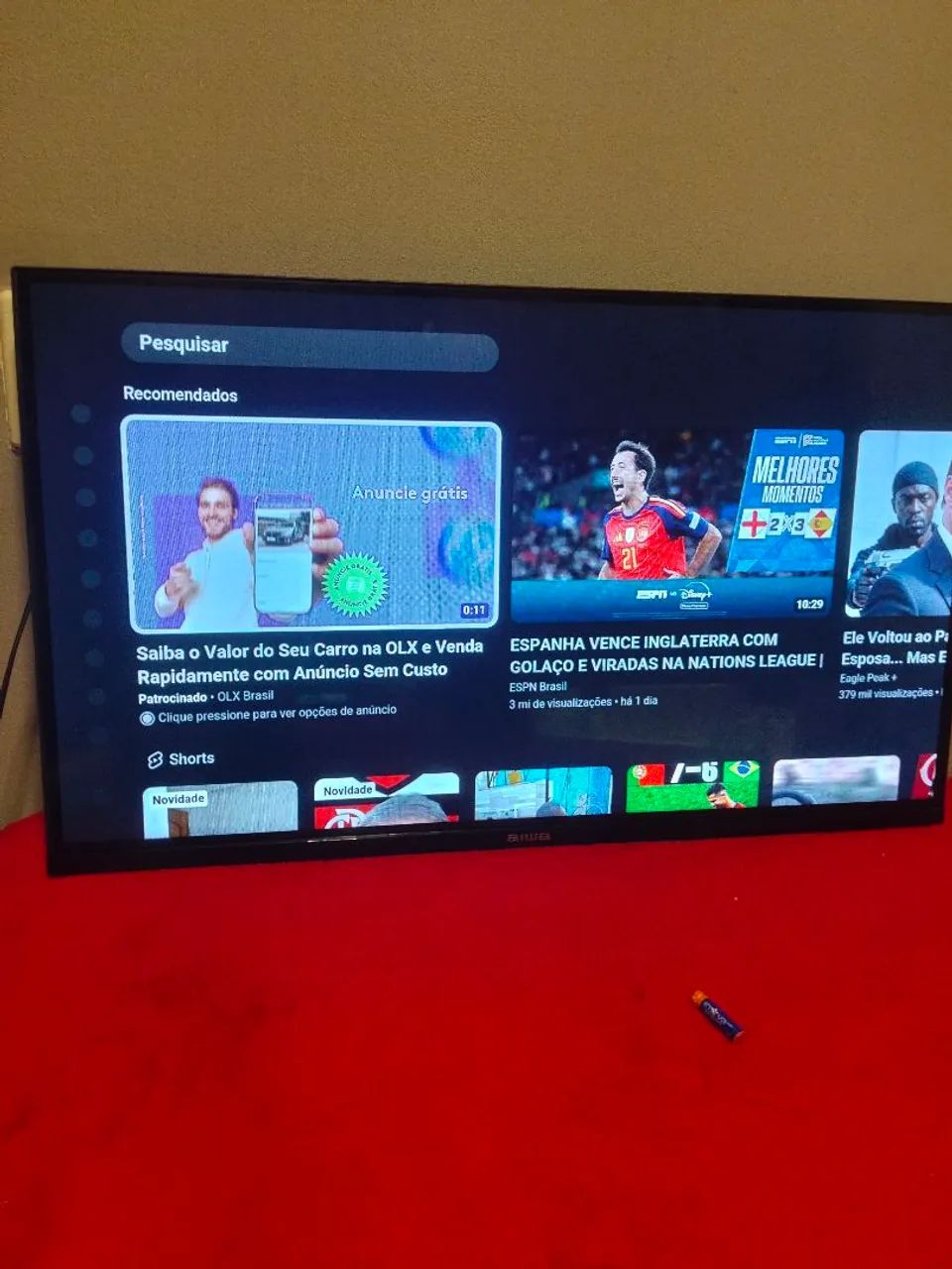 Vendo televisão 32 polegadas Android smart funcionando perfeitamente tem controle e os pé  - Foto 4