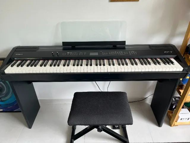 Vendo Piano Digital Roland FP-7 Usado, com Pedal e Suporte Originais + Banco e Hard Case