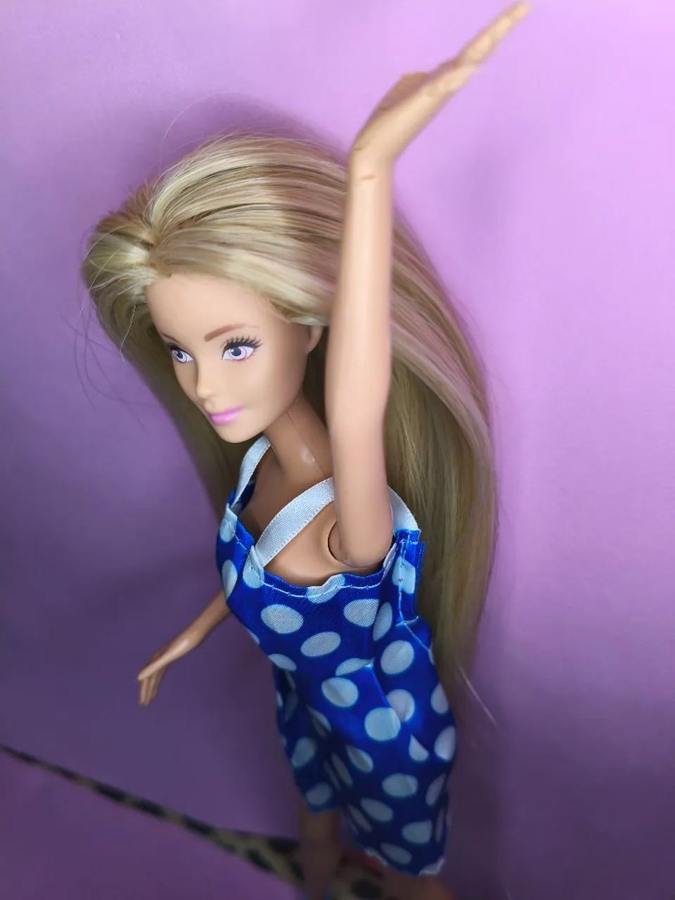 Boneca Barbie com implante e mão danificada  - Foto 5