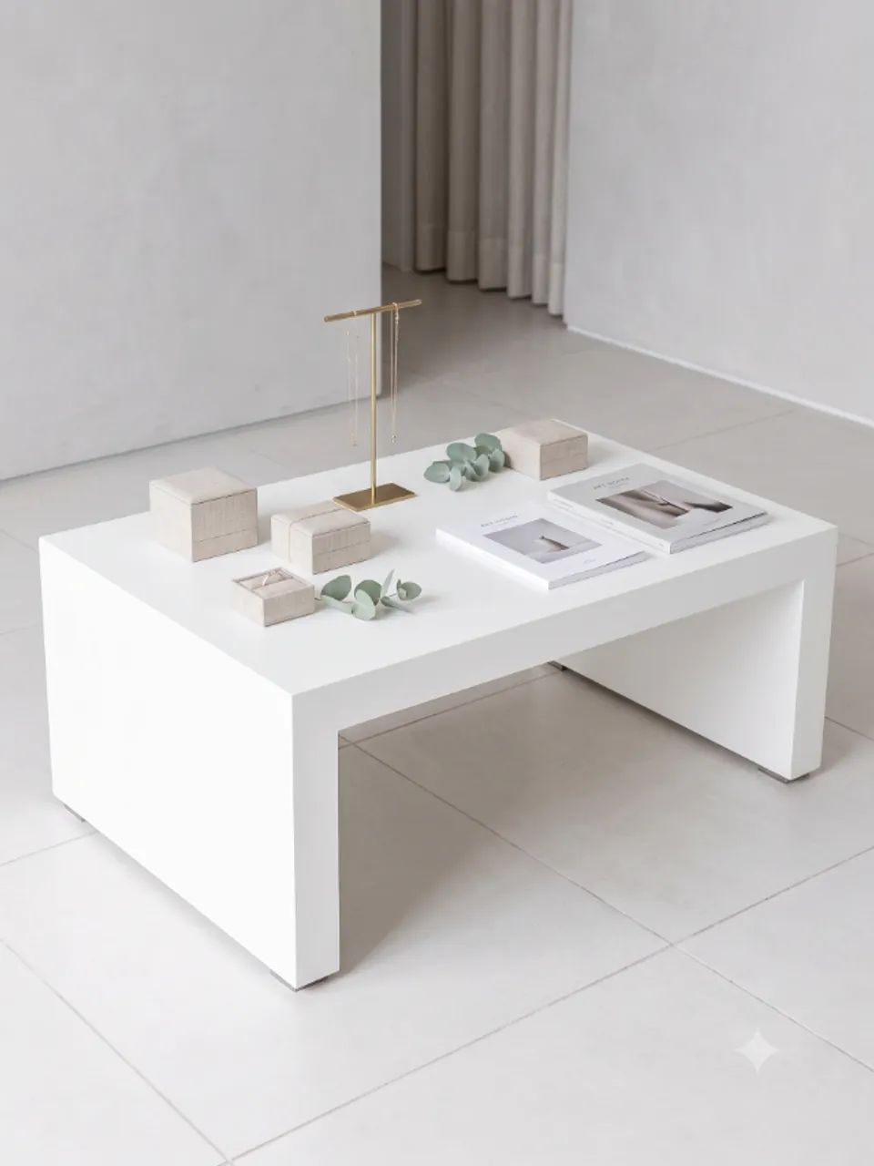 Mesa expositora baixa em MDF Branco / Expositor Minimalista