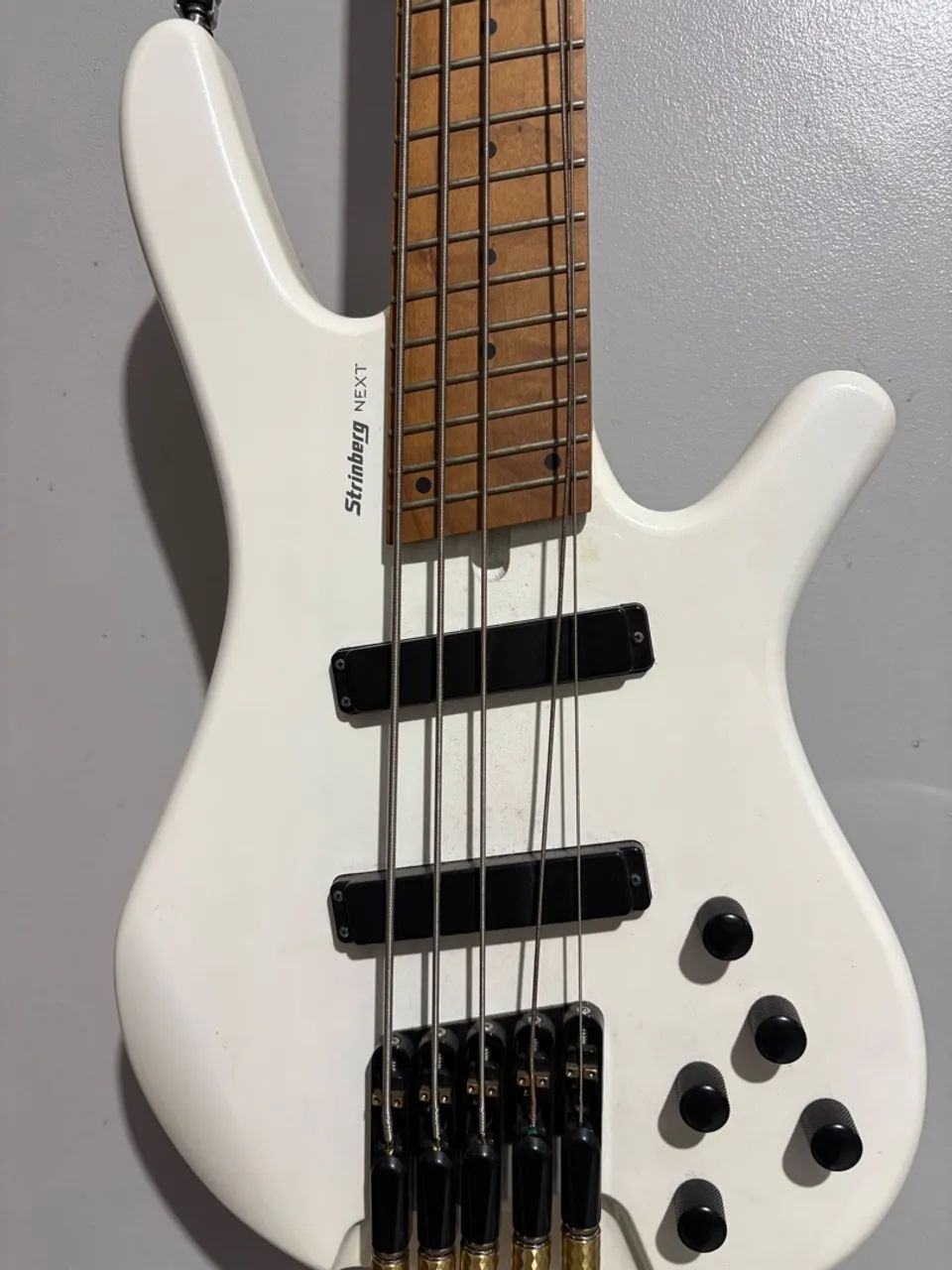 Baixo behringer (headless)