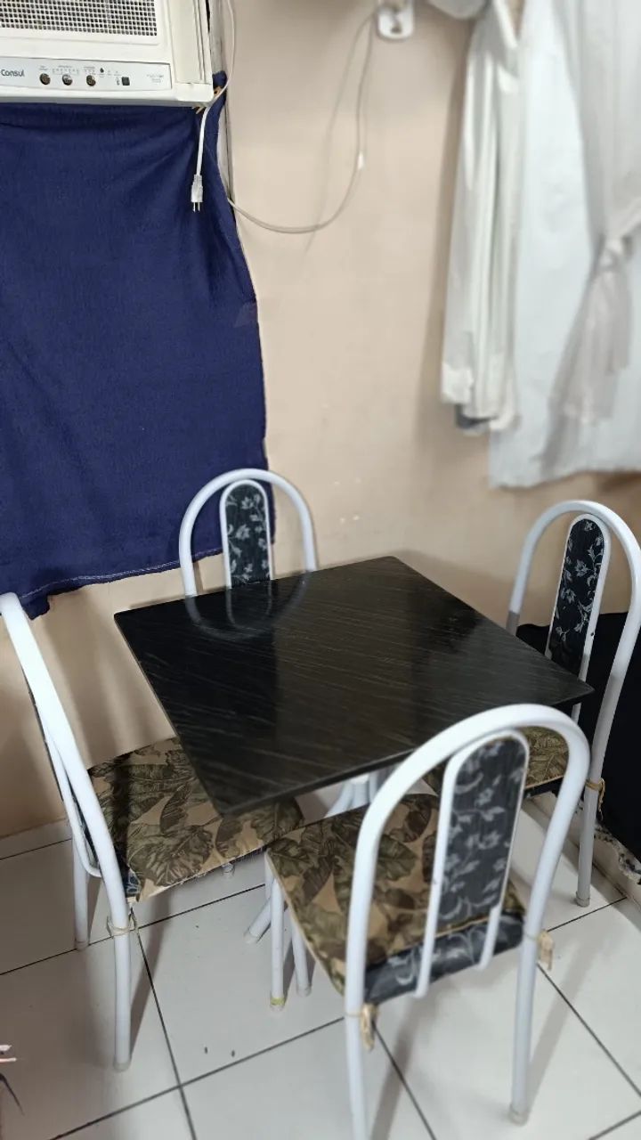 Mesa de mármore com 4 cadeiras  - Foto 2