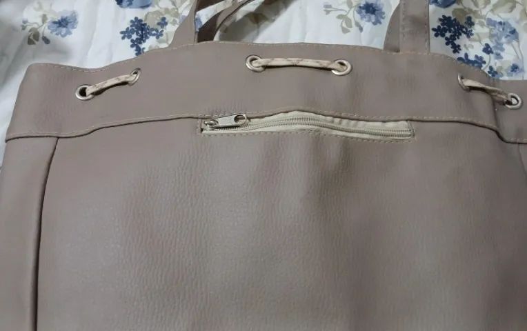 Bolsa de ombro bege em couro sintético - Foto 4