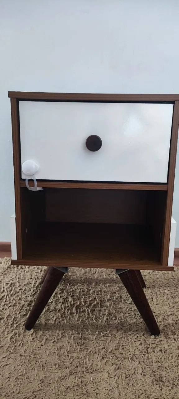Mesa de Cabeceira Retrô (Branca e Madeira)