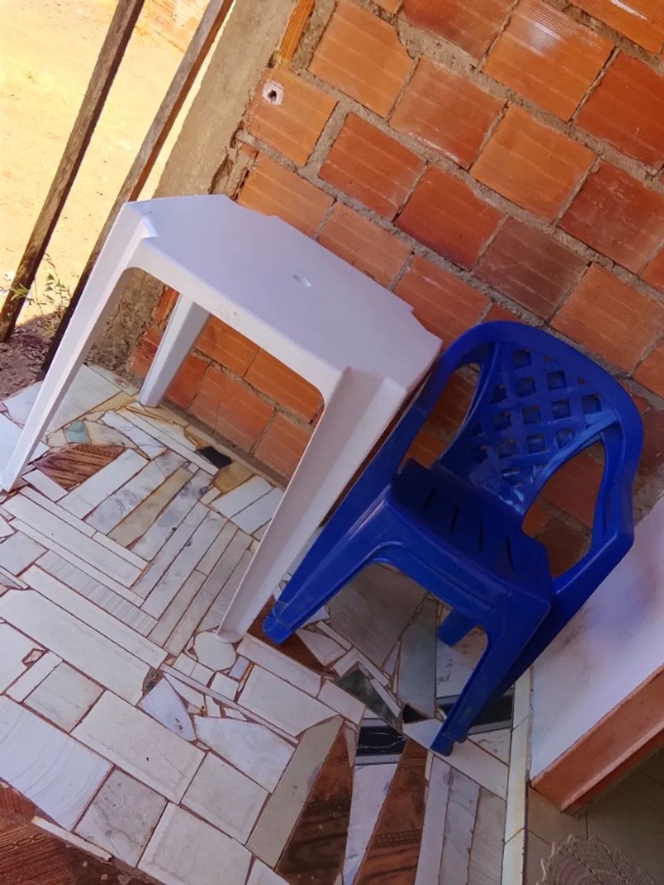 Mesa com duas cadeiras 