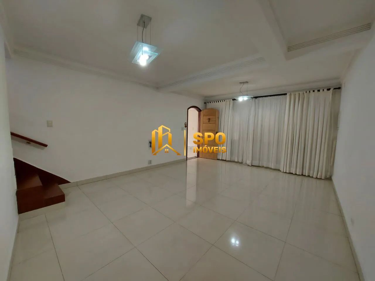 Casa Ampla à Venda com 4 Dormitórios, Lavabo, 2 Vagas e Lavanderia Espaçosa