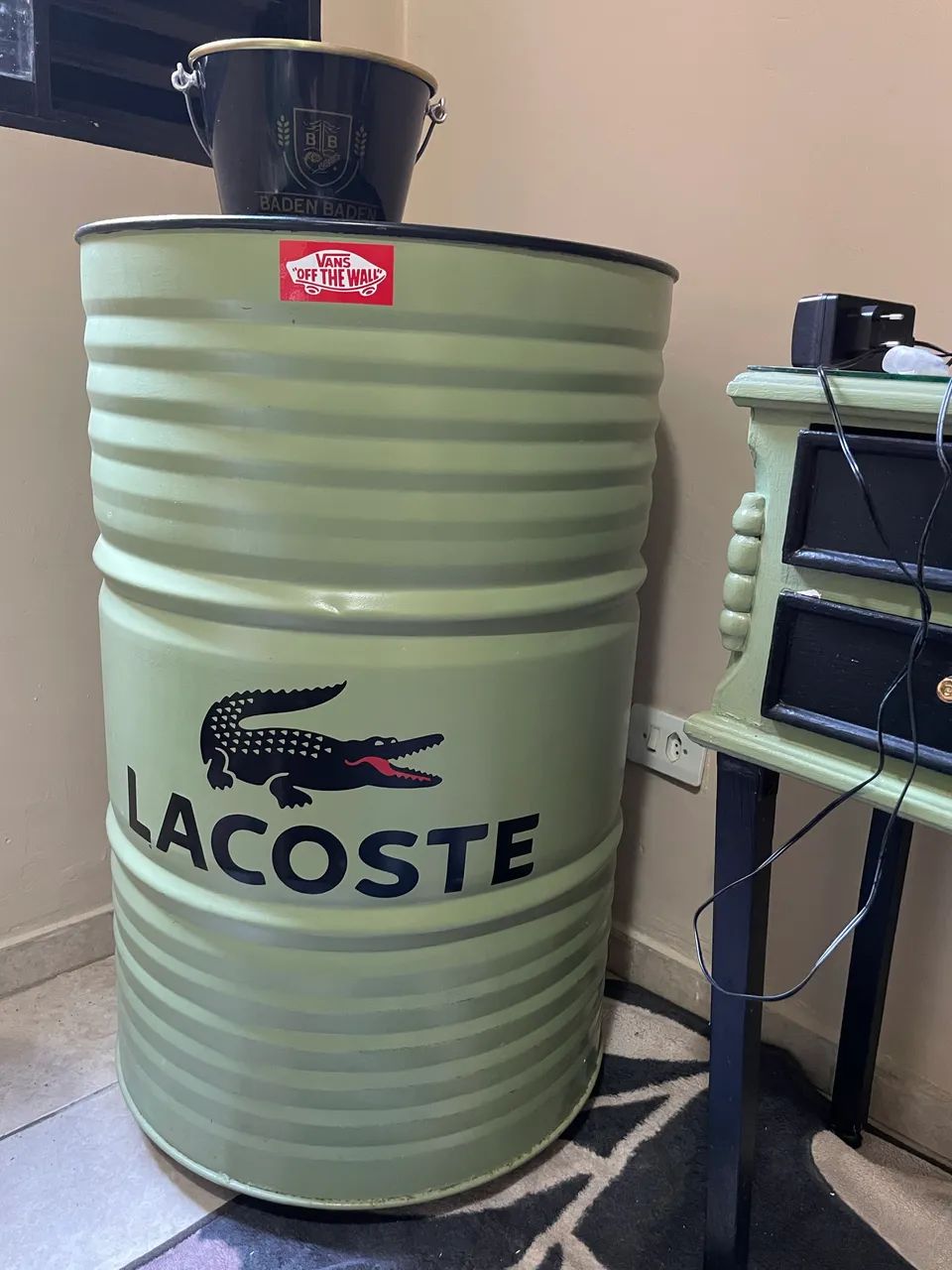 Vendo Conjunto com bancada/ Balcão retrô com vidro+ Tambor com rodinhas. 