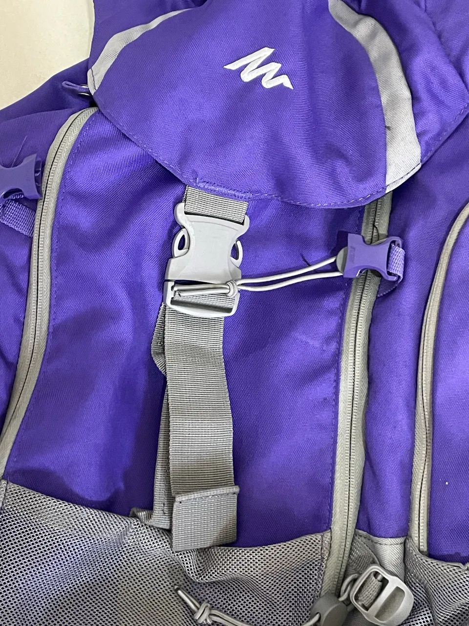 Mochila quechua feminina roxa 50l cargueira trekking - Foto 2