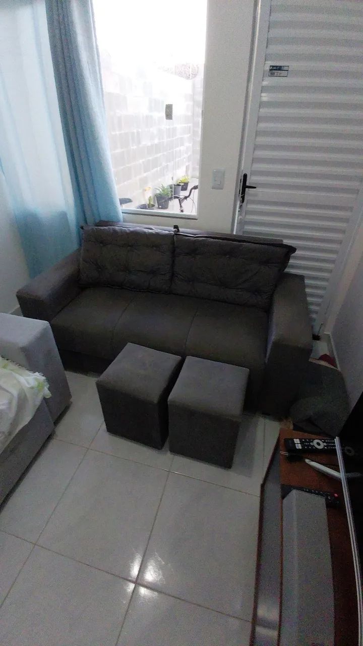 Sofá Semi Novo.