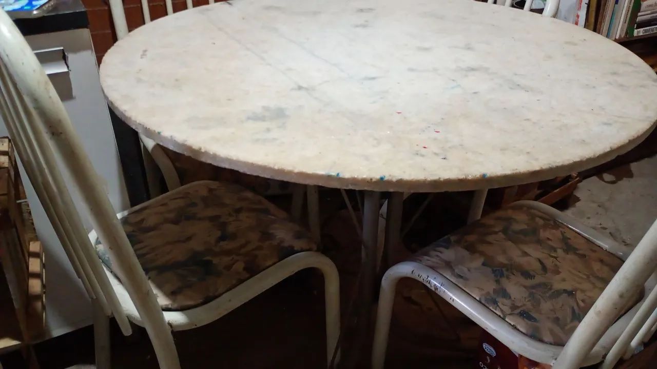 Mesa redonda de mármore 