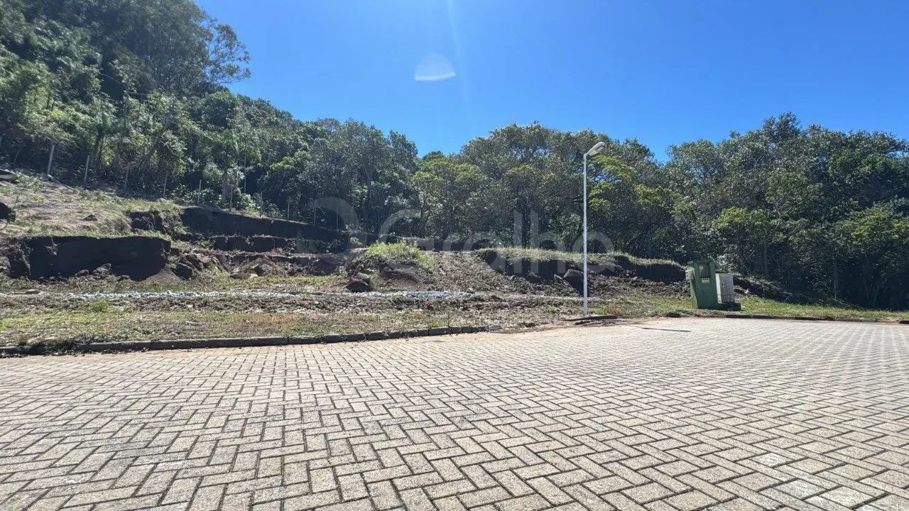 Terreno de 2481,95m² nos ingleses