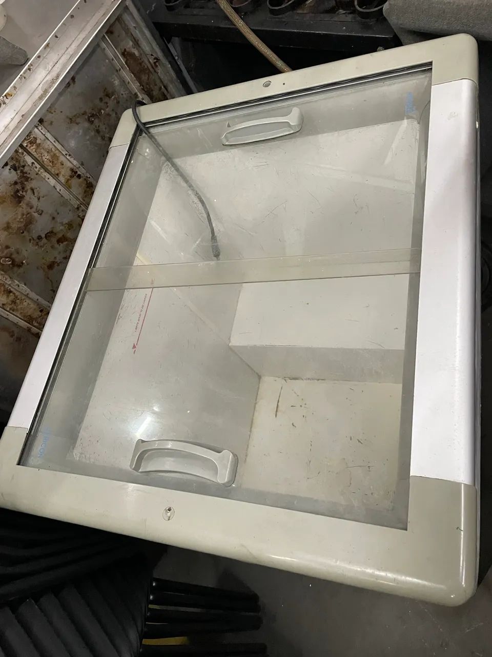 Freezer horizontal Fricon porta vidro 