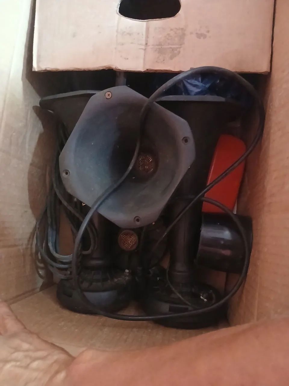 Som automotivo 2. Caixas de som com as forças e as cornetas 