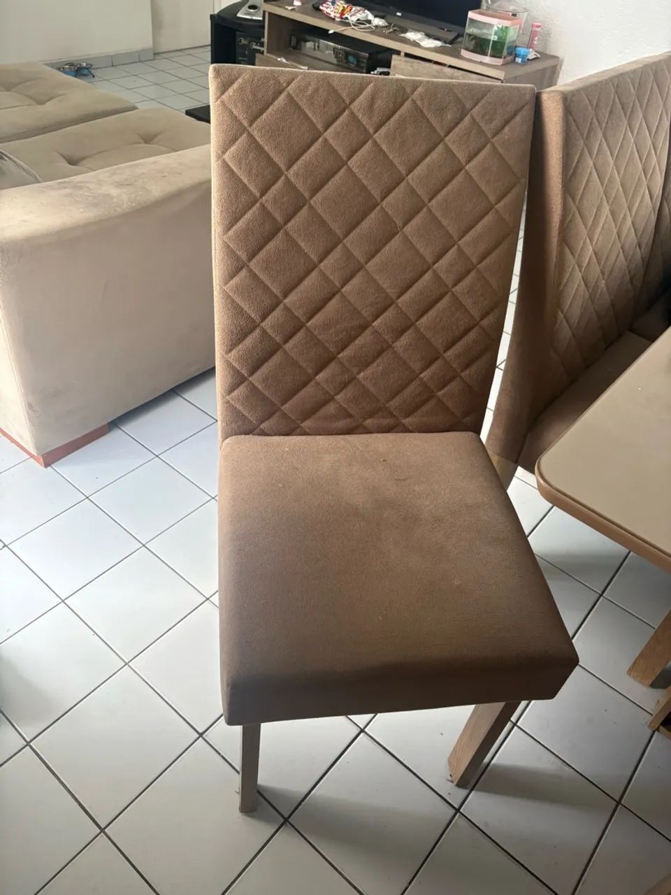 Mesa de madeira com 6 Cadeiras