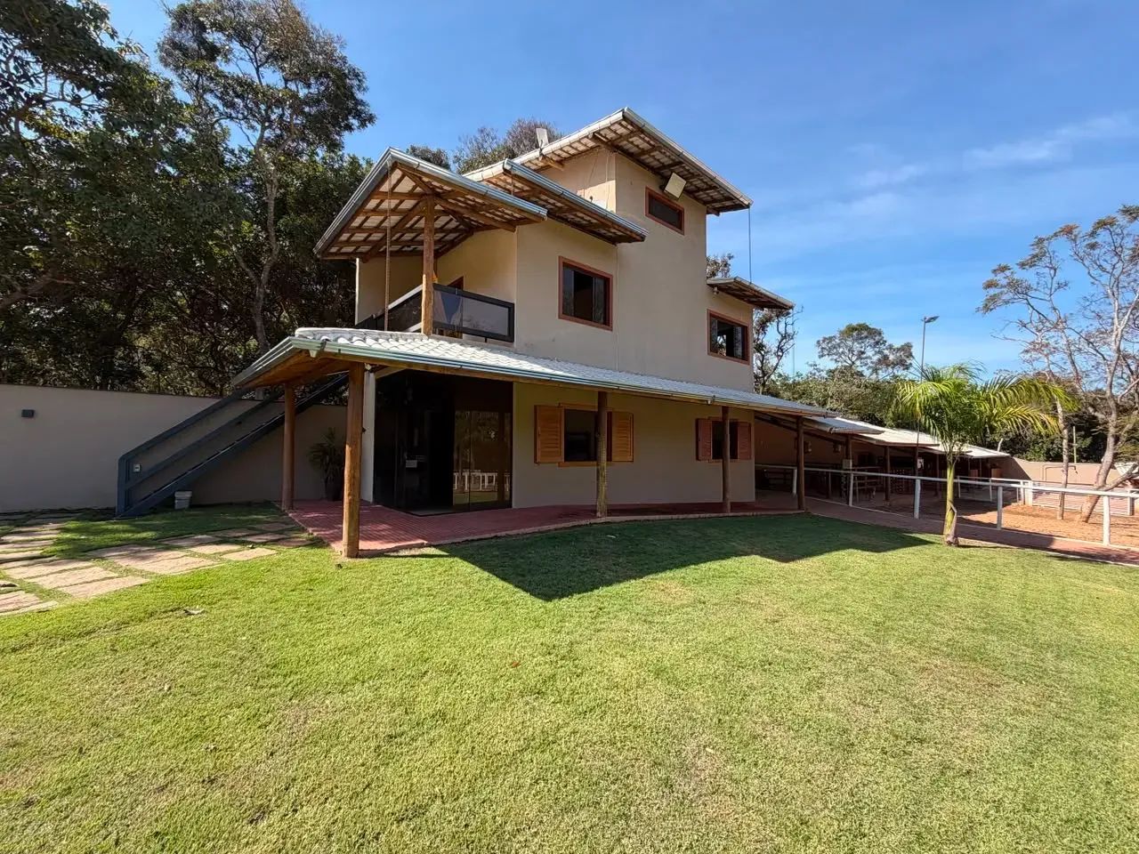 Rancho com 4 quartos sendo 4 suítes 6 banheiros 10 vagas - Foto 4