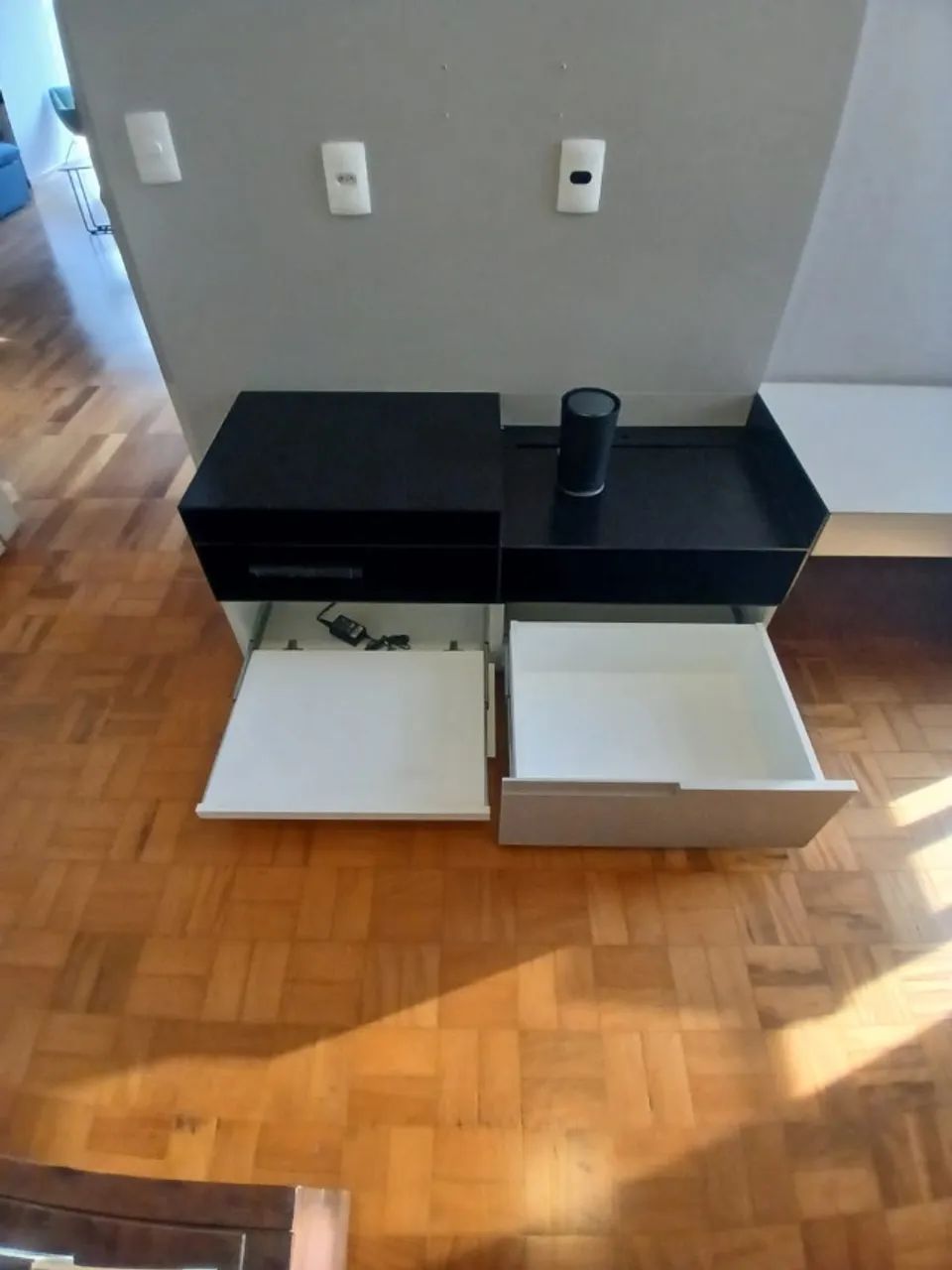 Marcenaria sob medida - rack + painel para TV e módulo auxiliar - MDF cinza e laca - Foto 3