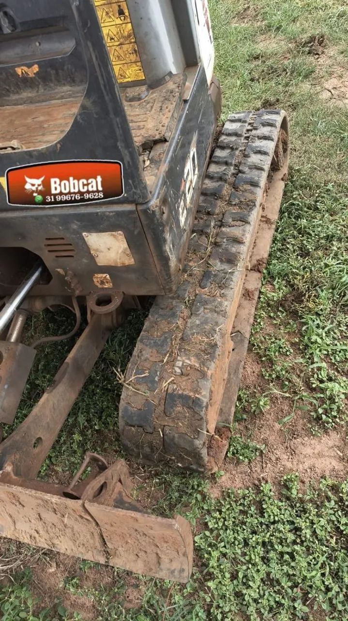 Mini escavadeira Bobcat E20 e perfuratriz, broca e conchas  - Foto 3