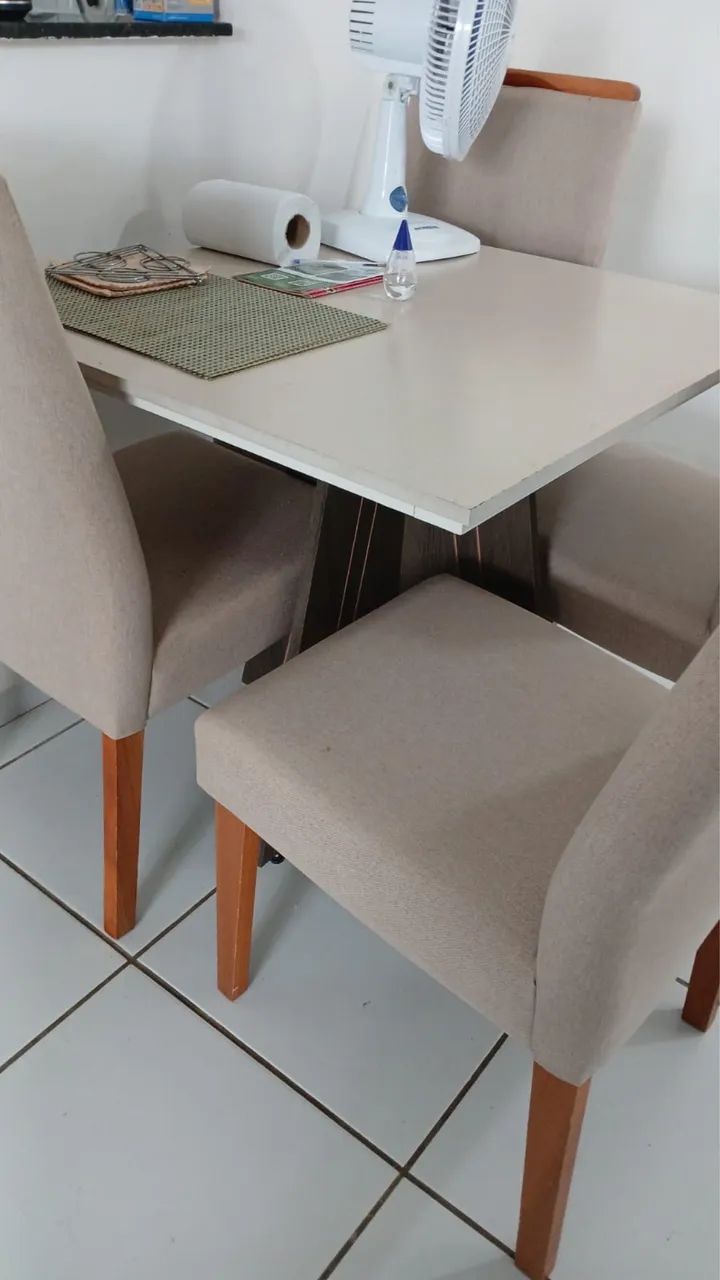 Mesa de madeira com 4 cadeiras inclusas 