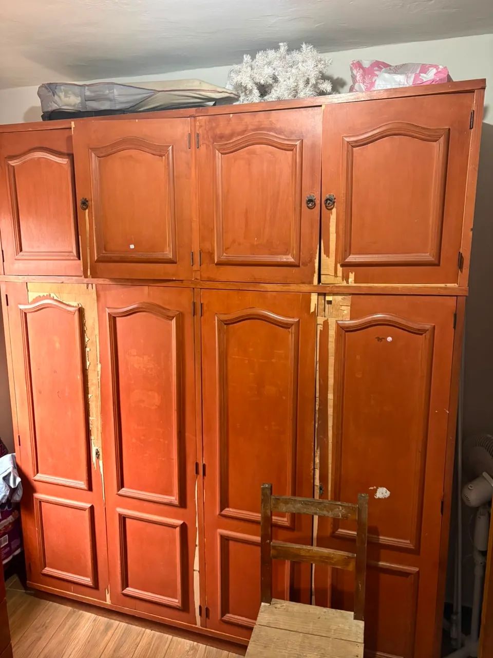 Guarda roupa de madeira 