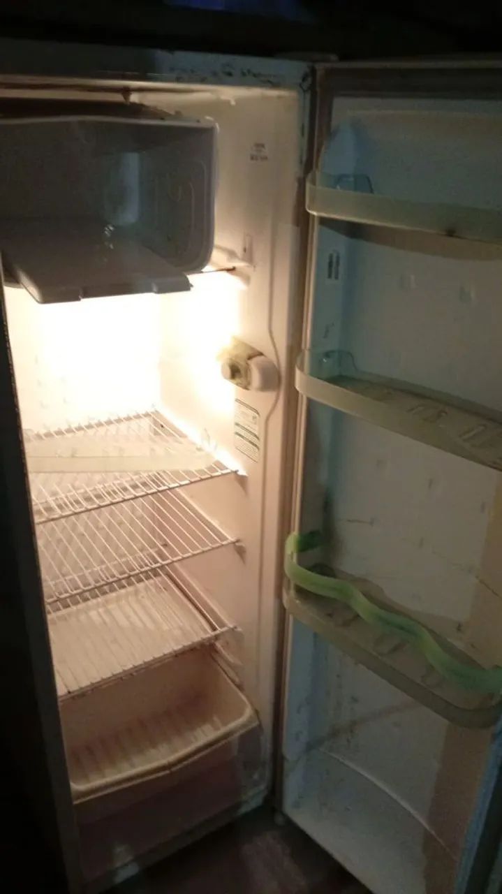 Geladeira em bom estado e funcionando. - Foto 2