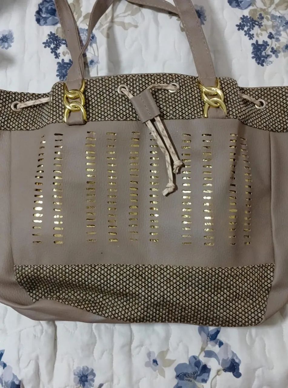 Bolsa de ombro bege em couro sintético