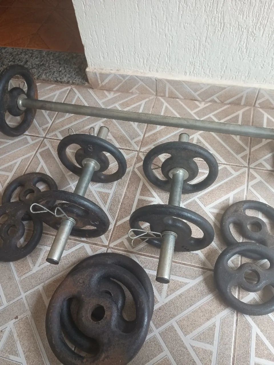 Halteres e barra de supino 