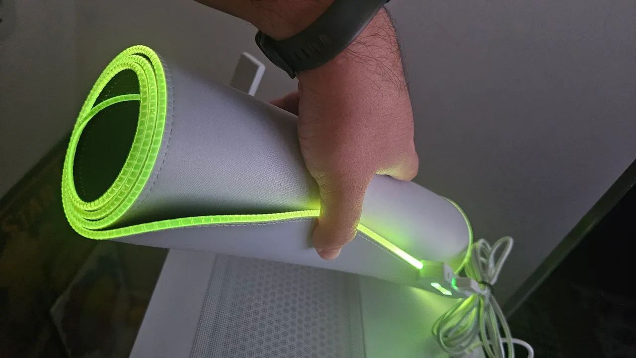 Mousepad gamer branco RGB usado
