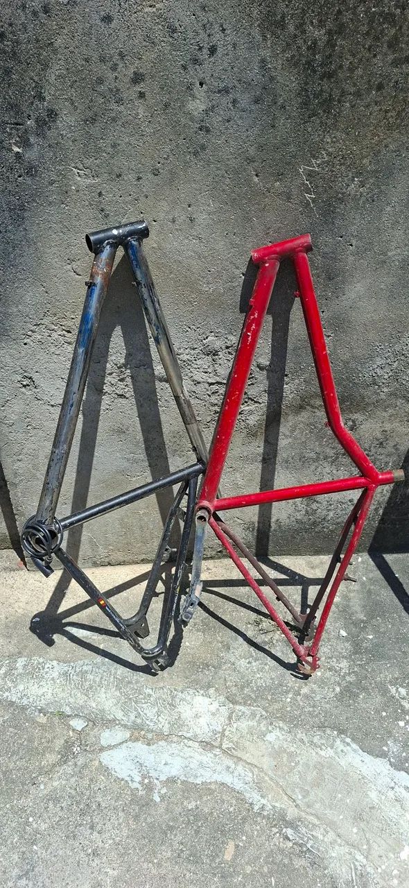 Dois quadros de Bike