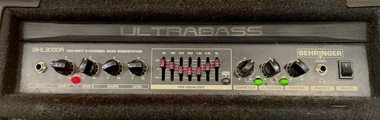 Amplificador Behringer ULTRABASS - 300 watts para contrabaixo  - Foto 3