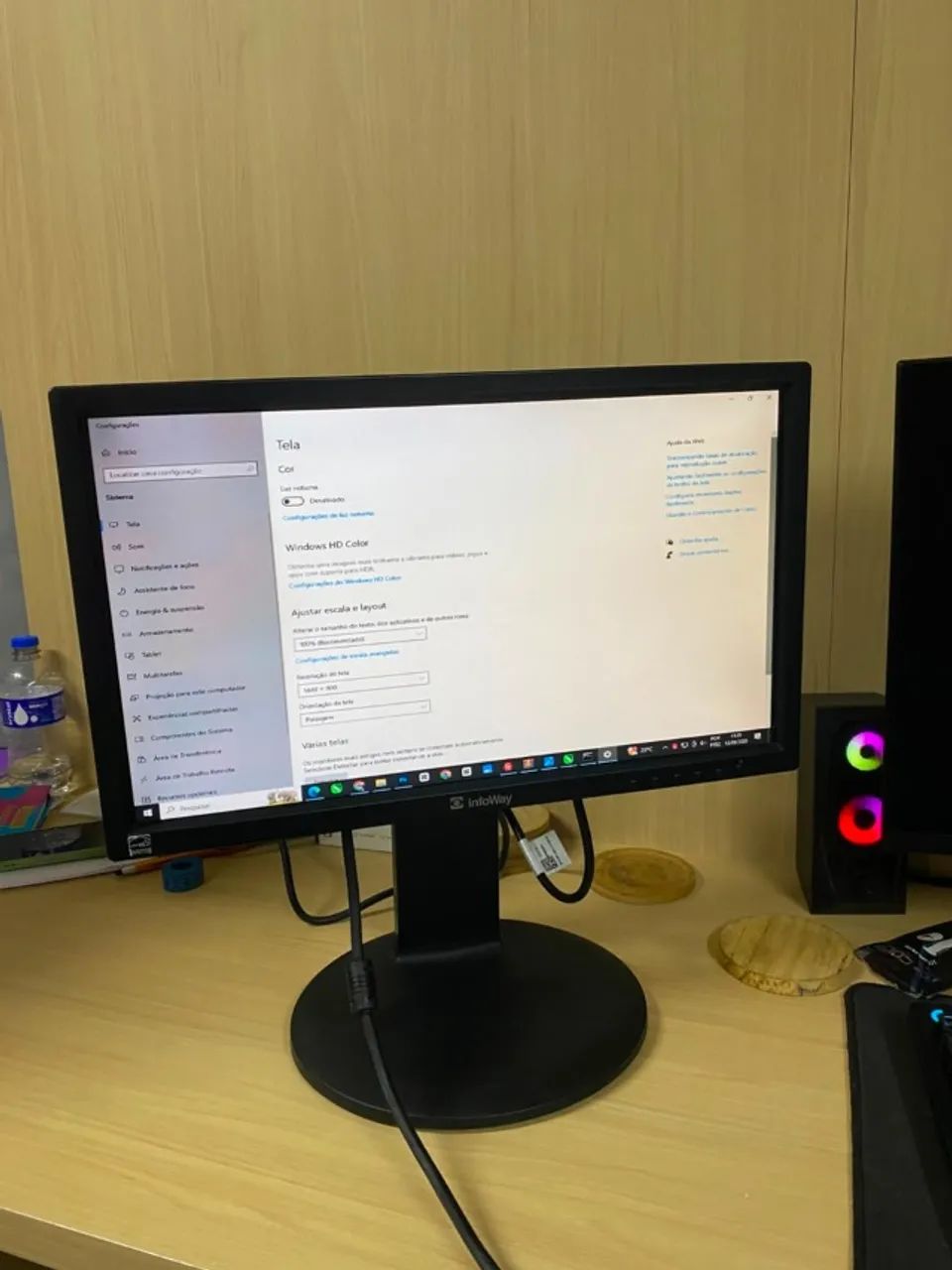 Monitor LCD 19" InfoWay - Ajuste de Altura + Rotação 90° | DVI e VGA