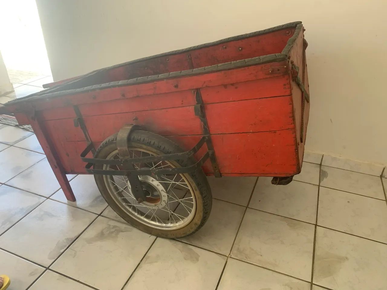 Carrinho de mão de madeira 