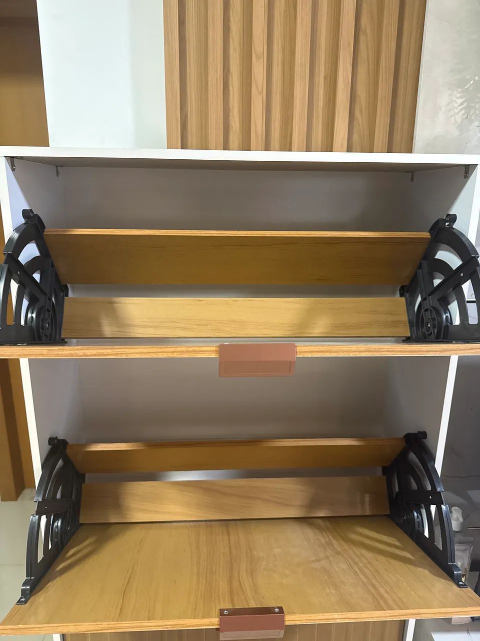 2 sapateiras Mdf marrom e bege  - Foto 2