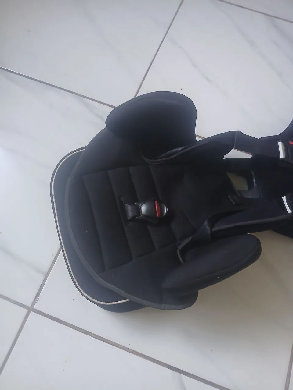 Uma cadeirinha bebê conforto.