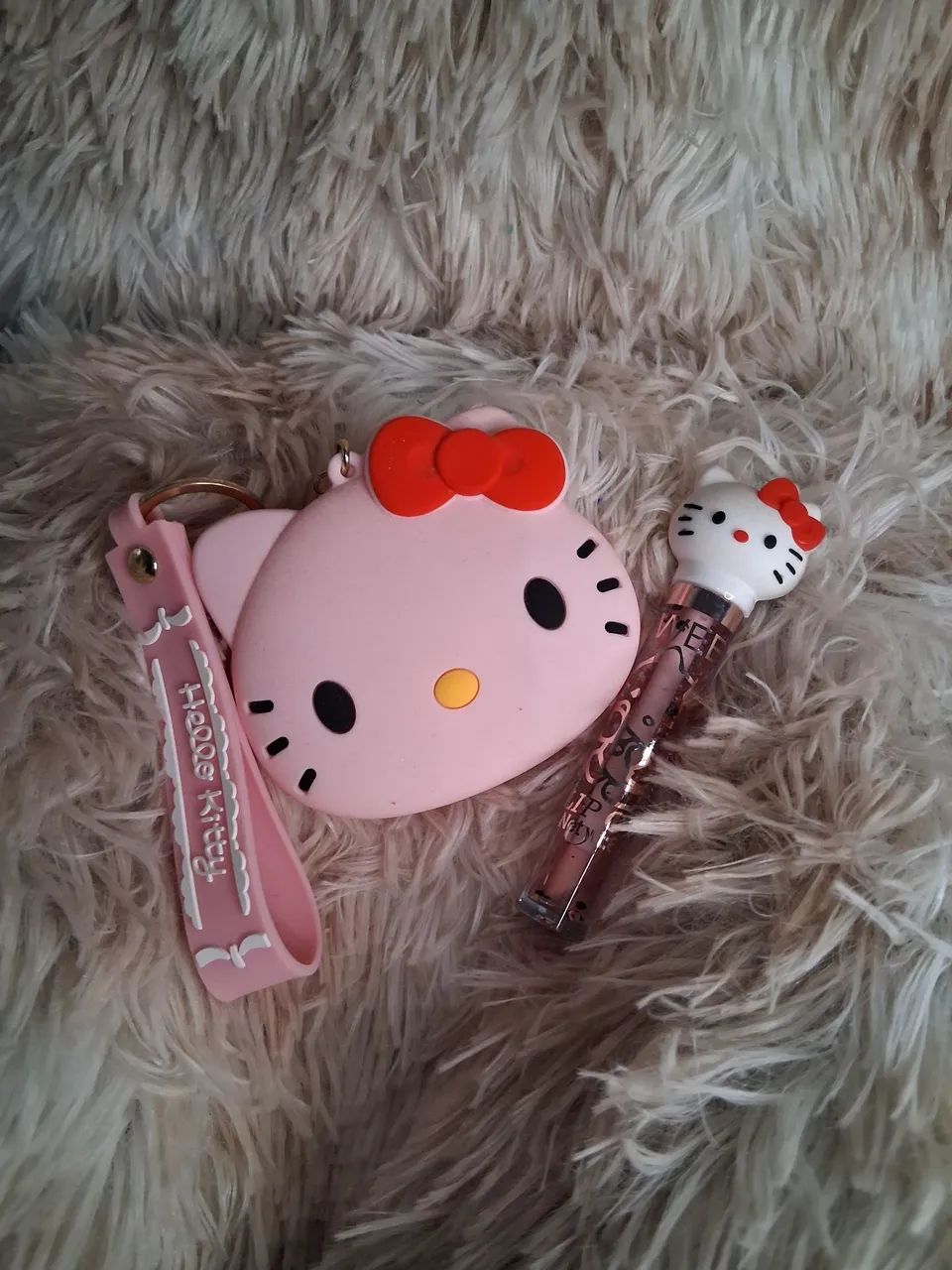 Bolsinha  da Hello Kitty pra colocar moedas  e gloss Hello Kitty  - Foto 3