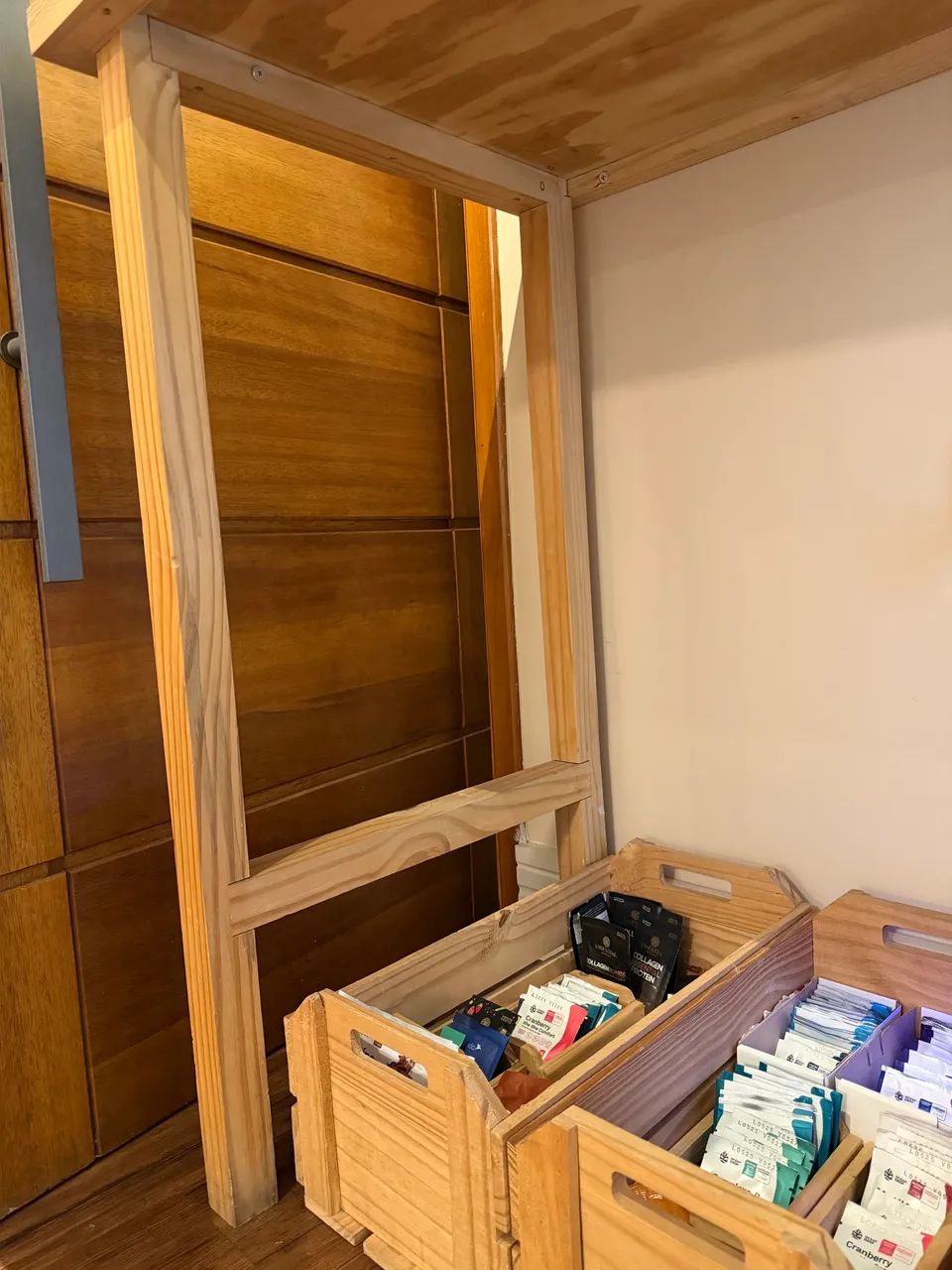 Mesa bancada com caixas organizadoras (PINUS) - Foto 4