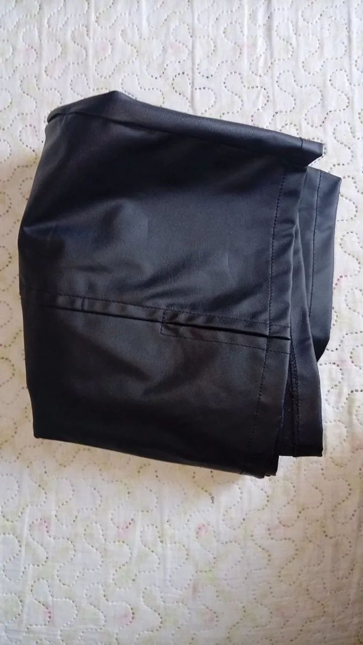 Vendo esse short preto de couro tamanho GG. - Foto 3