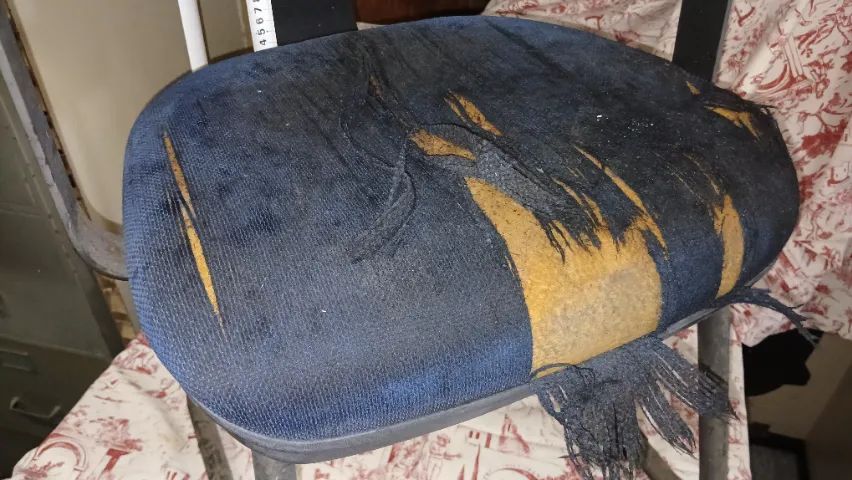Cadeira com Braços e Base Tubular - Para Restauro - Foto 2