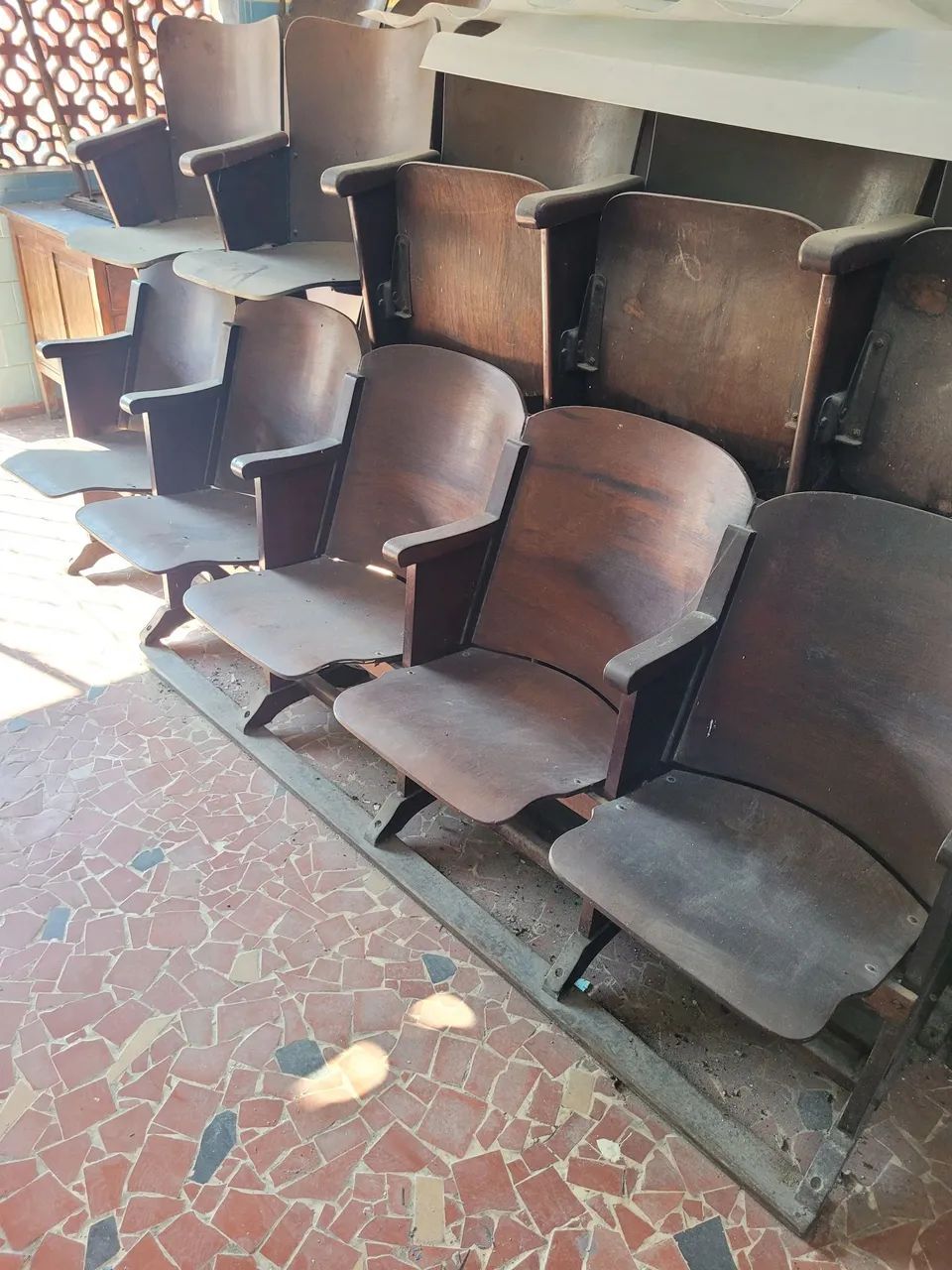 Cadeira clássica de cinema de madeira antiga - Foto 3