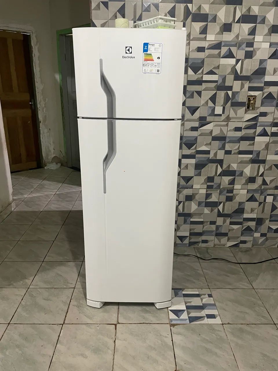 vende-se geladeira com menos de 1 ano de uso - Foto 3